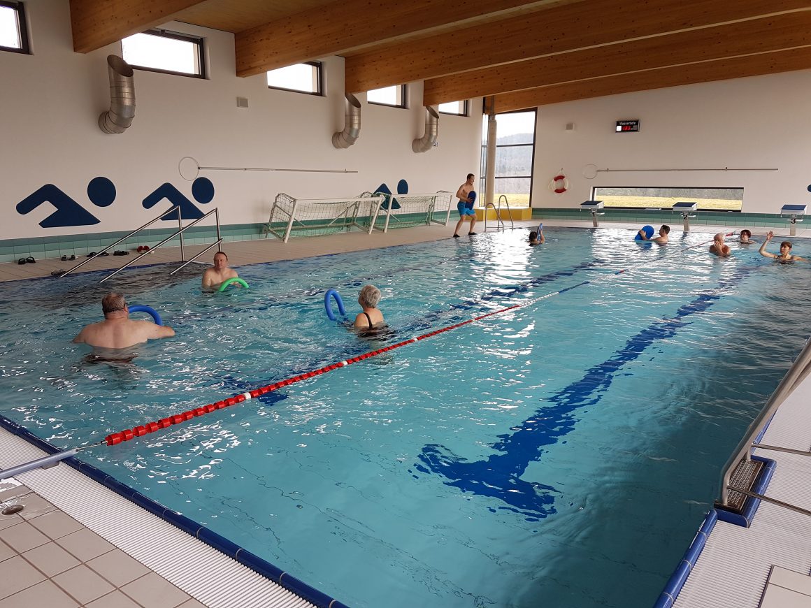 Wir bieten Wassergymnastik- und Aquajogging-Kurse an.