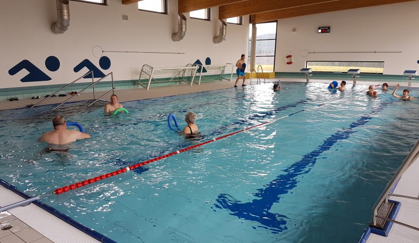 Wir bieten Wassergymnastik- und Aquajogging-Kurse an.